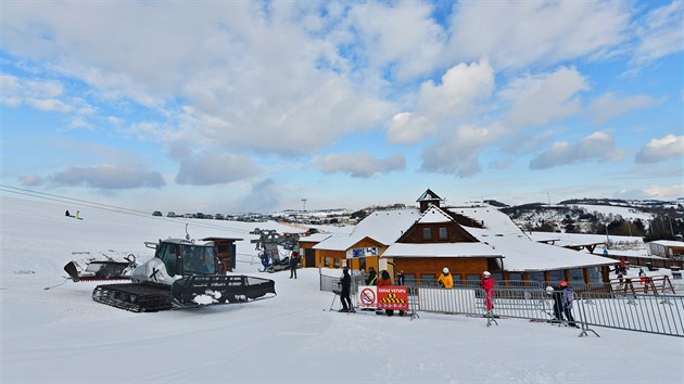 Rolbovláček Bizon, který od pátku 12. února funguje v Olešnici na Blanensku, utáhne až třicet lyžařů či  snowboardistů.