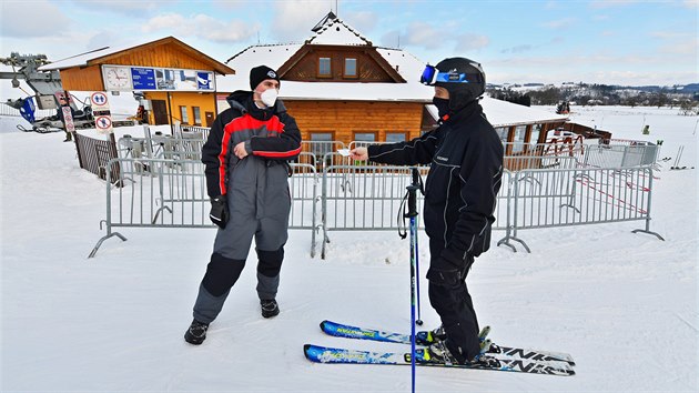 Vlek v lyžařském areálu v Olešnici na Blanensku sice kvůli nařízení vlády stojí, zájemce však na sjezdovku nově vytahuje rolbovláček.
