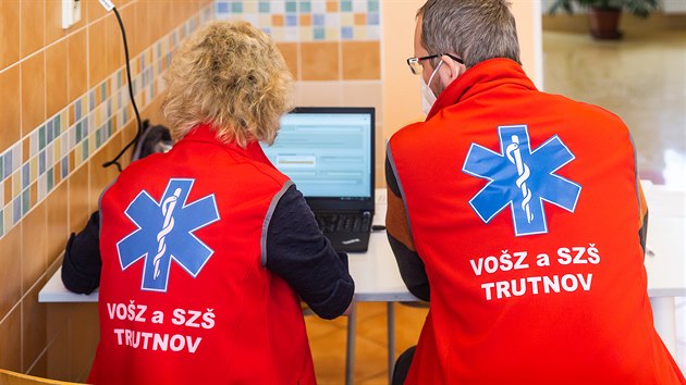 Mobilní testovací tým trutnovské zdravotnické školy provádí testy na covid-19 v ZŠ Komenského v Trutnově. (17. 2. 2021)