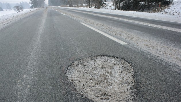 Nejhorší díry na hlavním silničním tahu I/35 jsou na katastru obcí Opatovec a Mikuleč.