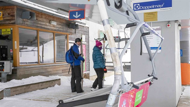 Ski resort Doln Morava rozjel ve tvrtek i pes platn vldn nazen tysedakovou lanovku. Vyuvat ji vak mohou jen bkai, turist i skialpinist.