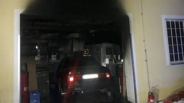 V Bezně na Mladoboleslavsku vzplálo auto uvnitř areálu firmy na výrobu svařovacích komponentů. (11. února 2021)