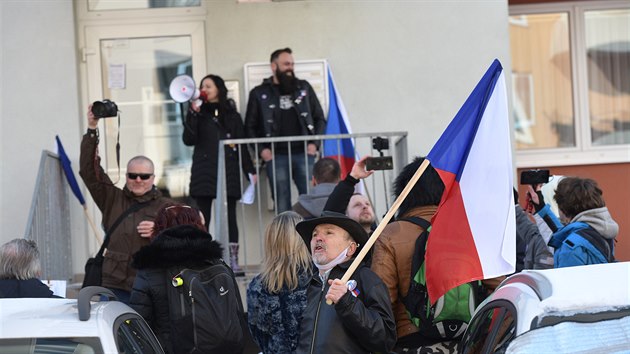 Lidé se shromáždili v Brně před domem, ve kterém má bydliště ministr školství Robert Plaga. Demonstranti požadují okamžitý návrat dětí do školy bez podmínek. (13. února 2021)
