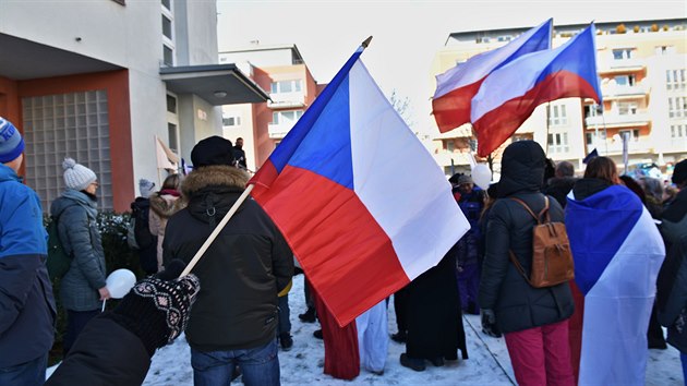 Lidé se shromáždili v Brně před domem, ve kterém má bydliště ministr školství Robert Plaga. Demonstranti požadují okamžitý návrat dětí do školy bez podmínek. (13. února 2021)