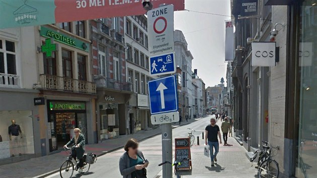 Značka o zákazu vjezdu je umístěná na začátku Kortedagsteeg v Gentu.