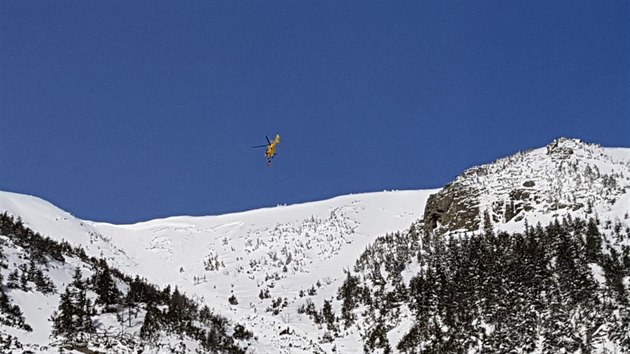 Přílet vrtulníku do střední části pro vyzvednutí staršího skialpinisty (15. 2. 2021 - 13:42)
