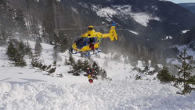 Přílet vrtulníku do Obřího dolu a vysazování lékařské posádky poblíž vyproštěného mladšího skialpinisty. (15. 2. 2021 – 14:10)