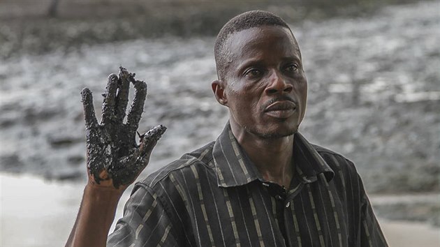 Nigerijský náčelník Eric Barizah z komunity Goi ve státě Rivers ukazuje znečištění ropou v deltě Nigeru v Nigérii. 