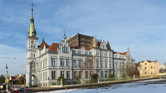 Budova byla postavena v letech 1893 až 1895 jako správní budova Rakouského spolku pro chemickou a metalurgickou výrobu, dnešního Spolku pro chemickou a hutní výrobu.