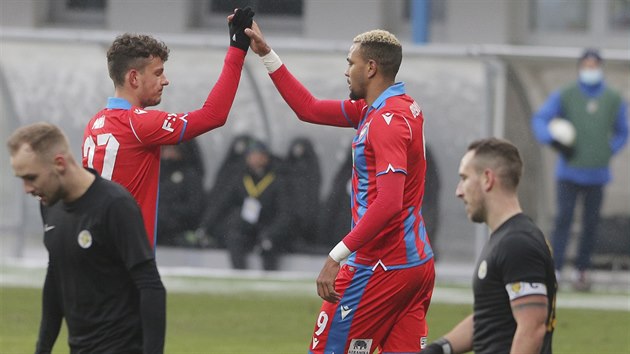 Plzeňský útočník Jean-David Beauguel přijímá gratulace od spoluhráče Míky ke gólu v pohárovém utkání proti Přepeřím.