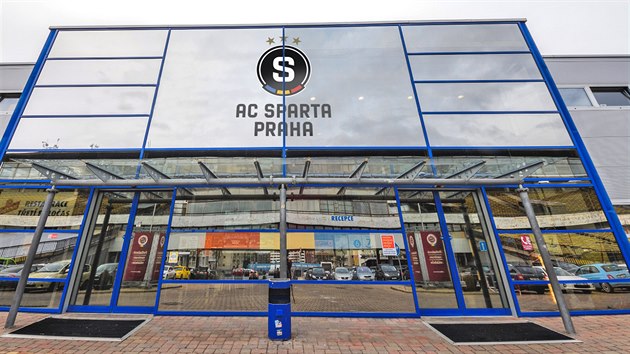 Nov logo Sparty u vstupu do trninkovho centra na Strahov.