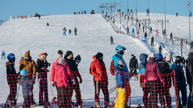 V Polsku došlo k uvolnění protikoronavirových opatření. Lidé o víkendu využily například znovuotevření lyžařských středisek v Zakopaném. (13. února 2021)
