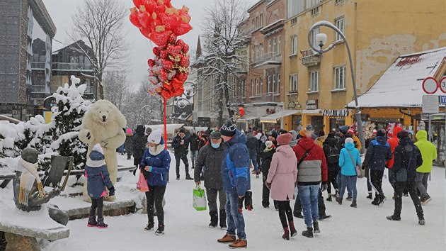 V polském středisku Zakopané se po uvolnění protikoronavirových opatření vydaly do ulic tisíce lidí. Někteří z nich byli agresivní a nedodržovali bezpečná doporučení. (12. února 2021)
