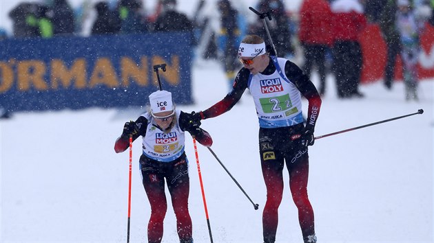 Norové Johannes Thingnes Bö a Tiril Eckhoffová během smíšené štafety na mistrovství světa v Pokljuce.