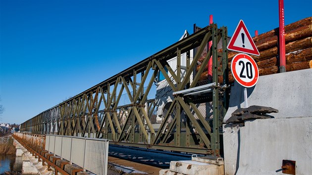 Havarijn most v Drnholci na Beclavsku, kter letos ek rekonstrukce za 58 milion korun, zatm pekrv speciln konstrukce.
