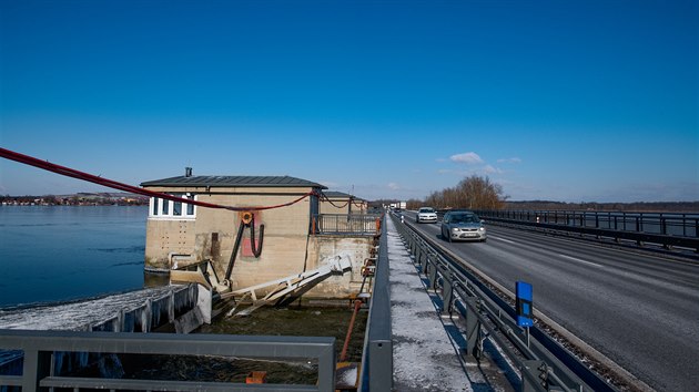 Nově opravený most přes vodní nádrž Nové Mlýny je v provozu.