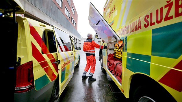 Jihomoravští záchranáři získali nové velkokapacitní vozidlo určené pro ošetření a transport pacientů při mimořádných událostech, které převeze až 16 pacientů, a také menší vůz pro převoz orgánů.
