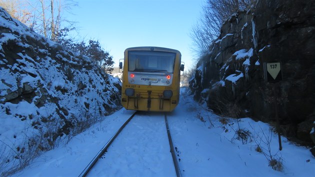Řidič narazil do zadní části motorového vlaku u Zajíčkova na Pelhřimovsku.