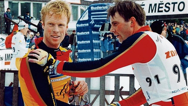 Zlatou lyži získal i Björn Daehlie (vlevo), jemuž se v Novém Městě jinak příliš nedařilo. Vyhrál tu jedinkrát, v roce 1999.