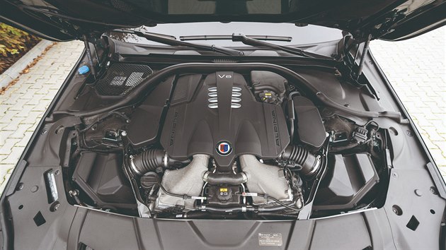 Motor s výkonem 608 koní vychází z osmiválce verze 750i. Jeho zátah je zásluhou velkých turbodmychadel impozantní.