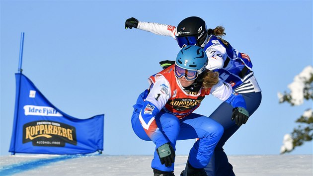 Charlotte Bankesov (vpedu) a Michela Moioliov ve finle mistrovstv svta ve snowboardcrossu v  Idre-Fjll.