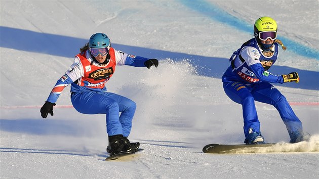 Charlotte Bankesová (vpravo) a Michela Moioliová ve finále mistrovství světa ve snowboardcrossu v Idre-Fjäll.