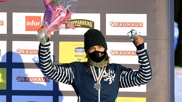 Eva Samková s bronzovou medailí z mistrovství světa ve snowboardcrossu v...