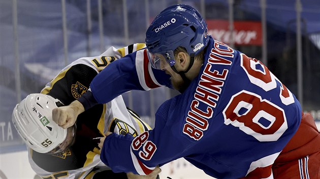 Jeremy Lauzon z Boston Bruins a Pavel Bučněvič z New York Rangers v drsné půtce.