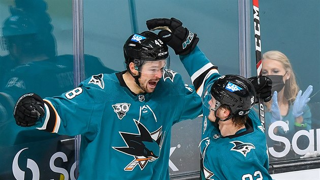 Tom Hertl (elem) a Rudolfs Balcers slav gl San Jose.