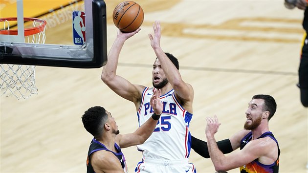 Ben Simmons z Philadelphia 76ers míří na koš v utkání proti Phoenix Suns.
