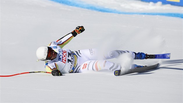 Romed Baumann po pádu v cíli sjezdu na mistrovství světa v Cortině d'Ampezzo.