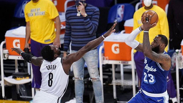 LeBron James z Los Angeles Lakers při střelbě, brání ho Jeff Green z Brooklyn Nets.