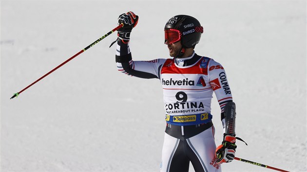Mathieu Faivre slaví po obřím slalomu na MS v Cortině d'Ampezzo.