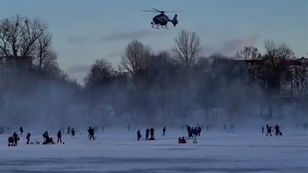 Policejní vrtulník rozháněl lidi v Berlíně z ledu