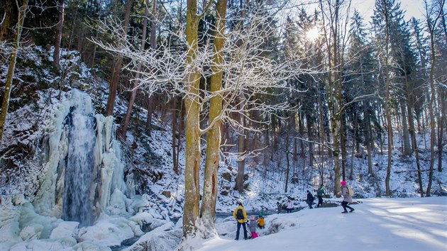 T�m�� zamrzl� vodop�d l�k� do Ter�ina �dol� u Nov�ch Hrad� stovky lid�.
