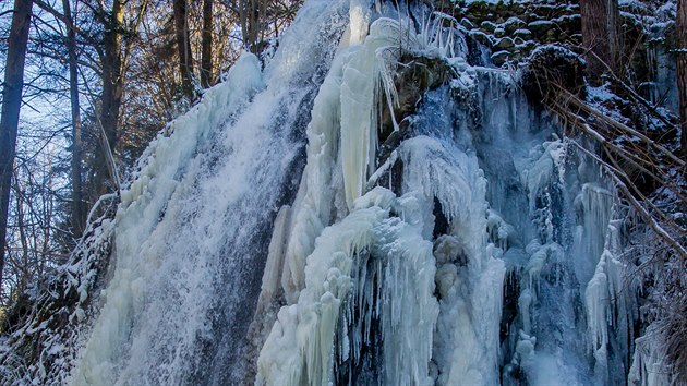 Téměř zamrzlý vodopád láká do Terčina údolí u Nových Hradů stovky lidí.