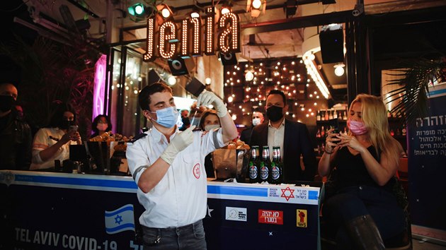 Bar v izraelském Tel Avivu nabízí nápoj zdarma, když se člověk nechá na místě naočkovat proti covidu-19. (18. února 2021)