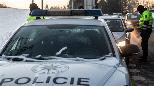 Policejní kontroly u Kuksu na uzavřeném Trutnovsku (12.2.2021).