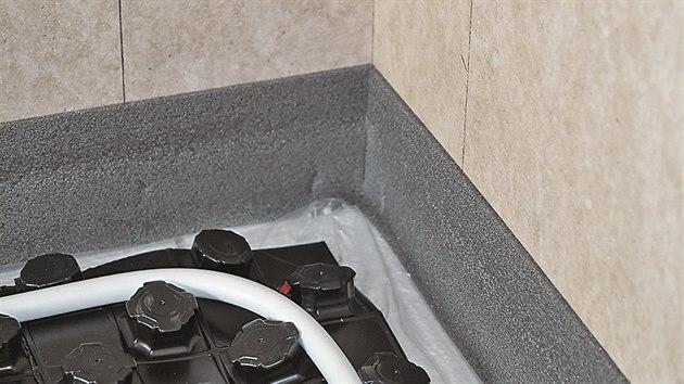 Základem technologie litého betonu je pečlivá příprava podkladu. Na snímku detail rohu vytvořené vany pro podlahové vytápění.