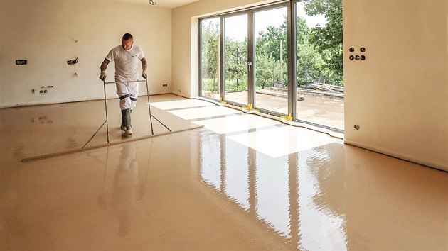 Anhydritový potěr je považován za ideální pro podlahové vytápění, protože má vyšší tepelnou vodivost než beton. Odstín podlahy prozrazuje značný podíl síry ve směsi.