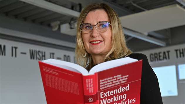 Stárnutí populace a tím i zaměstnanců bude klást čím dál větší nároky na vedení firem. Podle Martiny Rašticové, vedoucí Ústavu práva a humanitních věd PEF Mendelovy univerzity v Brně, už i české podniky začínají při řízení zohledňovat různé nároky jednotlivých věkových skupin zaměstnanců. 