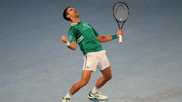 Djokovičkova obrovská radost, když postoupil i přes zranění do osmifinále Australian Open.