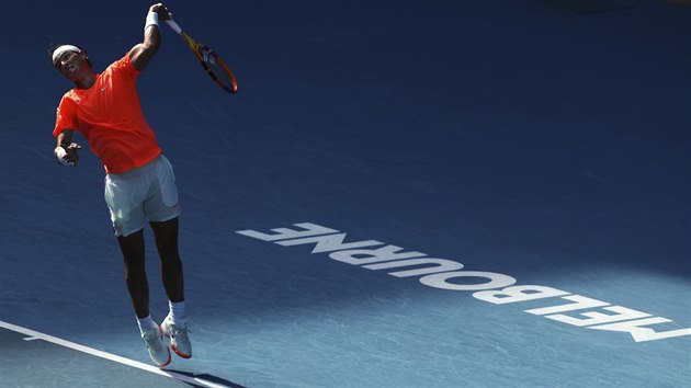 Rafael Nadal pi servisu na Australian Open.