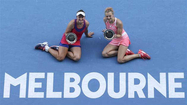 Barbora Krejkov (vlevo) a Kateina Siniakov s cenami pro finalistky tyhry na Australian Open.