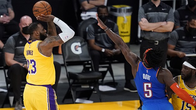 LeBron James z LA Lakers stl trojku v zpase s Oklahomou.