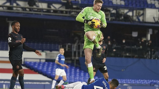 Evertonsk brank Jordan Pickford  chyt m v utkn s Manchesterem City.