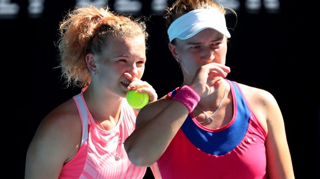 Barbora Krejčíková (vpravo)  a Kateřina Siniaková ve finále čtyřhry na Australian Open.