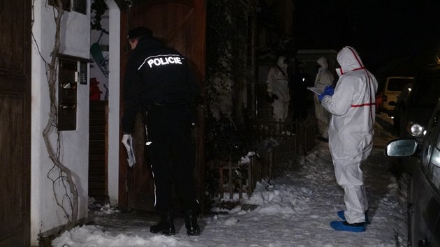 Policisté v Praze našli mrtvou ženu a zraněného muže. Ten zemřel v nemocnici. (14. února 2021)