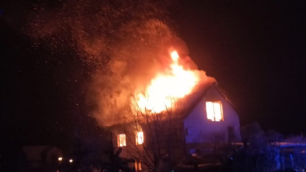 Požár rodinného domu na Mělnicku. Dva lidé před ohněm utekli na balkon. (15.2.2021)