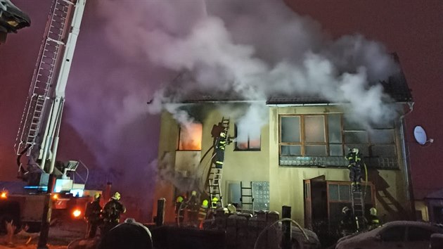 Požár rodinného domu na Mělnicku. Dva lidé před ohněm utekli na balkon. (15.2.2021)